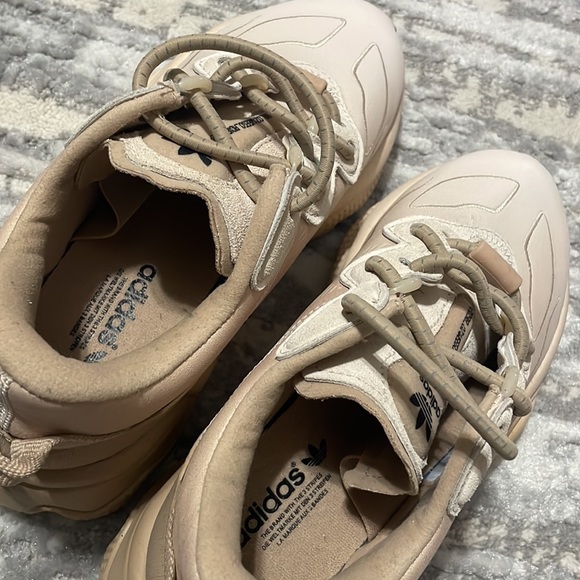 adidas || Beige Originals Ozweego - Picture 3 of 6